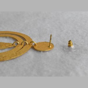 Boucles d'oreilles créoles en laiton avec pierres, finition dorée mate, style meenakari, pour filles et femmes, idéales pour les occasions spéciales. - Product Image 4
