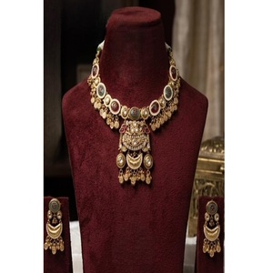 Magnifique ensemble collier et boucles d'oreilles en moissanite plaqué or de qualité supérieure, style Rajwadhi, pour collection de mariage. - Product Image 1