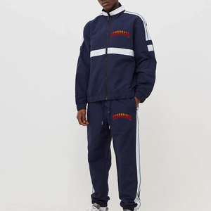 Conjunto Deportivo para Hombre al por Mayor, Chaqueta Cortavientos de Nailon con Cierre y Pantalones, con Logotipo Personalizado - Product Image 3