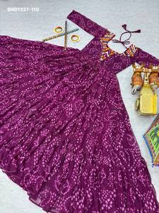 Vestido largo de alta calidad en georgette sintética con estampado Bandhej y Gamthi con trabajo de espejos reales, proveedor de la India. - Product Image 6