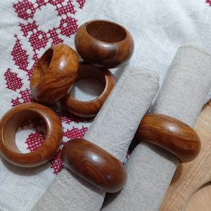 Anillos de servilleta de madera hechos a mano para una elegancia informal. Elegantes anillos de servilleta con diseño de anillo para el dedo, hechos a mano en India, en oferta. - Product Image 1