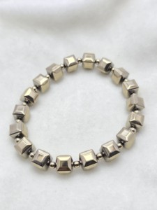 Hermosa Pulsera de Pirita de Alta Calidad, Ecológica, con Diseño Tallado en Madera Petrificada, Artesanía en Piedra Semipreciosa - Product Image 4