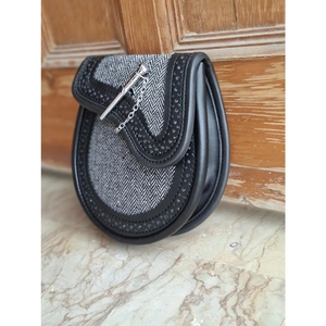 Sporran en cuir véritable de qualité supérieure avec garniture décorative perforée et fermoir de style celtique pour kilt écossais des Highlands - Product Image 4
