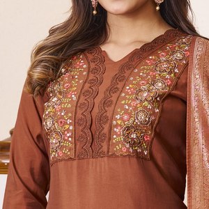Conjunto de Kurta Tradicional de Seda Romana Marrón para Mujer, con Dupatta Bordada, Ropa Casual de India y Pakistán, Largo hasta el Tobillo, Corte Regular, Secado Rápido - Product Image 6