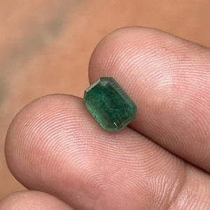 Émeraude naturelle de qualité supérieure du Zambie, 2,10 carats, vert intense, pierre facettée non montée pour la fabrication de bijoux - Product Image 4