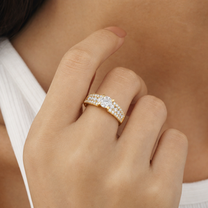 Anillo de Compromiso con Tres Hileras de Diamantes Redondos, Banda de Lujo con Múltiples Piedras y Diamante Central Engastado en Puntas, Joyería Personalizada OEM - Product Image 3