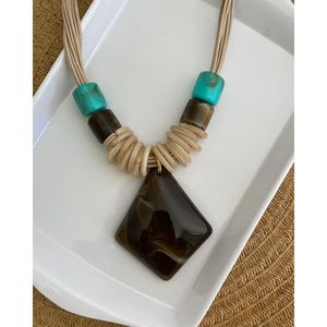Collier en résine au design minimaliste fait à la main pour un usage quotidien et les tendances de la mode moderne - Product Image 1