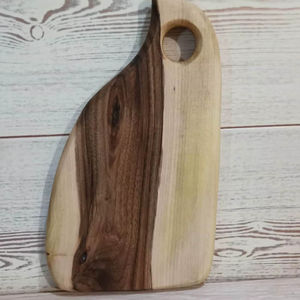 Tabla de cortar hecha a mano de madera de nogal de alta calidad, tabla de picar de madera dura natural sólida, diseñada para compradores de cocinas profesionales. - Product Image 1