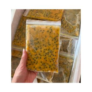 Concentré de pulpe de fruit de la passion surgelé de qualité supérieure, sûr et pur, idéal pour les menus de boissons de restaurants et la préparation de desserts. - Product Image 1