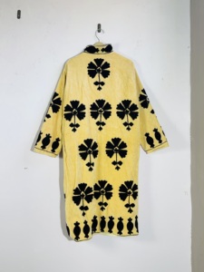 Chaqueta Larga de Terciopelo Amarillo con Bordado Suzani |   Abrigo Bohemio Floral Hecho a Mano |   Ropa de abrigo artesanal de estilo folclórico |   Ropa Festiva Impresionante - Product Image 5