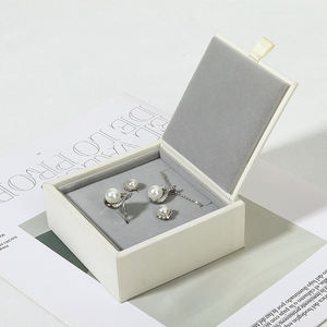 Boîte à bijoux élégante en velours avec rabat, personnalisable avec logo, style simple, forme carrée, pour la Saint-Valentin, pour bagues et boucles d'oreilles, vente en gros - Product Image 1