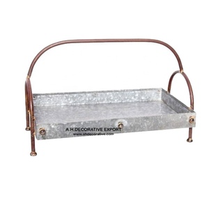 ถาดเสิร์ฟโลหะชุบสังกะสีพร้อมที่จับลวดถาดผลไม้แฮนด์เมดดีไซน์ทันสมัยสำหรับงานอีเวนต์ - Product Image 1