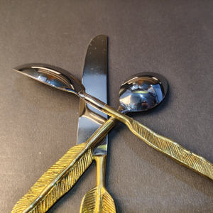 Juego de Cubiertos de 3 Piezas con Diseño de Plumas Doradas, Incluye Cuchillo para Cena, Cuchara para Sopa y Cuchara para Postre, Juego de Cubiertos de Latón Ecológico - Product Image 2