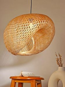 Lustre suspendu asymétrique en bambou tressé à la main de style nordique, luminaire en fibre naturelle pour la maison - Product Image 2