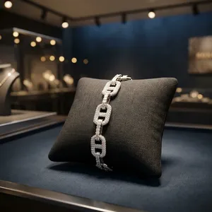 สร้อยข้อมือทองคำขาวประดับมอสซาไนต์ทรงเหลี่ยมเจียระไนแบบบริลเลียนท์ ดีไซน์เรขาคณิต ประดับเพชรเต็มวง สวมใส่ได้ทุกวัน เหมาะสำหรับทั้งชายและหญิง พร้อมใบรับรอง GRA - Product Image 1