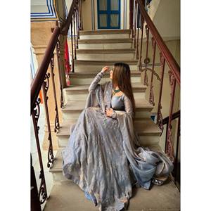 Robe Anarkali en soie Rivaayat lourde avec broderie à la main et travail de dentelle, taille XS - Product Image 3