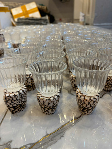 Gobelet à cocktail décoratif artisanal en verre mosaïque de coquillages de qualité supérieure, fait main, avec base en coquillages naturels, fabricant en gros - Product Image 2