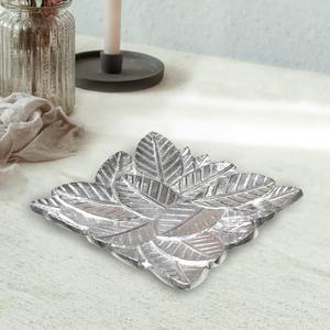 Elegante bandeja de aluminio con acabado plateado y diseño de hojas para decorar la encimera de la cocina y como centro de mesa de comedor, procedente de la India. - Product Image 4