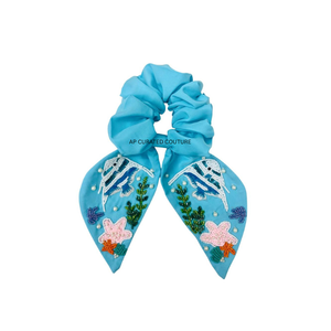 Coletero de Pelo Turquesa Bordado con Diseño de Peces y Vida Marina, Accesorio de Moda Hecho a Mano para Mujer - Product Image 1