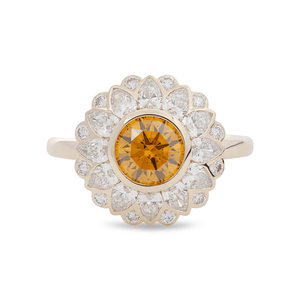 แหวนเพชรเหลืองทองคำแท้ 14K ประดับเพชรเหลืองเพาะเลี้ยงในห้องปฏิบัติการ ดีไซน์ดอกทานตะวัน แรงบันดาลใจจากธรรมชาติ พร้อมขอบล้อมเพชร ราคาจากผู้ผลิต - Product Image 3