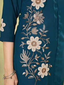 Conjunto de dos piezas para mujer en rayón pesado con bordado y pantalones rectos a juego |   Colección de Diseñador Boutique - Product Image 6
