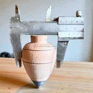 Toupie en bois élégante, sculptée à la main, de forme ronde, objet d'art de collection, artisanat naturel au meilleur prix - Product Image 3