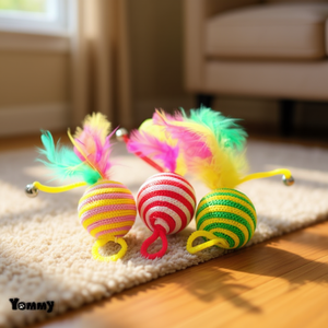 Juguete Esférico para Gatos Yommy de 4 cm con Plumas y Campana - Product Image 3