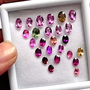 Émeraude taille ovale 1,5 ct, tourmaline taille facettes 58 ct, opale cabochon rond poire 114 ct, tourmaline taille 32,5 ct - 4 lots de pierres précieuses - Product Image 6