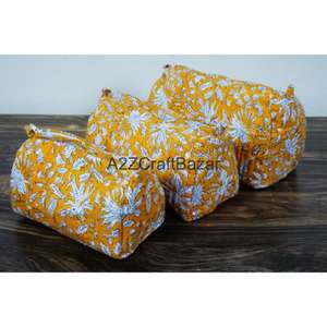 Pochette de maquillage matelassée en coton biologique, faite à la main en Inde, trousse de toilette zippée, design imprimé multicolore - Product Image 3