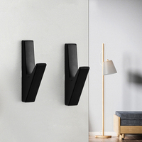 Prêt à expédier Cintres muraux robustes en tissu noir et or respectueux de l'environnement Conception flexible murale en alliage de zinc