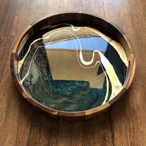 Bandeja Decorativa Redonda de Madera con Arte Abstracto en Resina Azul y Dorado, Diseño Contemporáneo, Pieza Única - Product Image 5