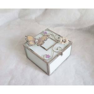 Belle boîte à bijoux carrée en verre avec cadre en métal argenté et couvercle à charnière, ornée d'un motif de papillon en émail peint à la main - Product Image 6