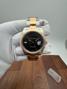 Montre de luxe bicolore or rose de haute qualité avec lunette cannelée, mouvement mécanique ETA, cadran noir chiffres romains, fenêtre de date et bracelet style Jubilé - Product Image 3