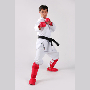 Kimono de karaté blanc pour homme, 100 % coton, respirant et léger, avec ceinture noire, gants rouges et protège-tibias - Product Image 3