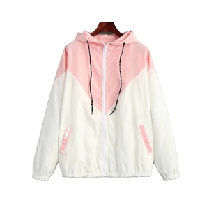 Chaqueta con capucha unisex IBRATEX al por mayor, rosa y blanca con bloques de color, ligera, informal, cortavientos con cordón - Product Image 1