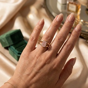 Bague de fiançailles en or jaune 14 carats avec diamant rose allongé de 1,60 carat cultivé en laboratoire et sertissage à double sangle pour femme - Product Image 3