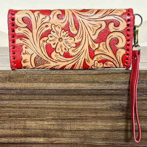 Cartera de mano de cuero vacuno de primera calidad, lista para enviar, con grabado floral hecho a mano y diseño de máquina tragamonedas 777. - Product Image 5