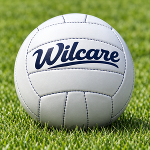 Ballon de sport Wilcare blanc et vert avec logo, durable, 420g, haute rétention d'air, idéal pour la vente en gros de matériel sportif. - Product Image 2