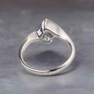 Bague de fiançailles vintage unique en quartz rutilé noir taille princesse, en or rose, avec grappe de pierres taille princesse et design bypass - Product Image 2