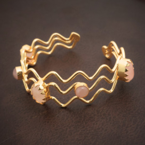 Bracelet moderne ondulé en laiton plaqué or 18 carats avec pierres précieuses en quartz rose naturel |   Manchette ouverte réglable |   Robe de soirée classique élégante pour femmes - Product Image 5