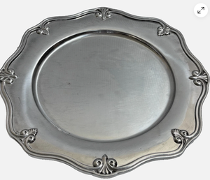 Plato de presentación decorativo de metal con borde festoneado y diseño de flor-de-lis en estaño plateado antiguo para servicio de mesa - Product Image 1