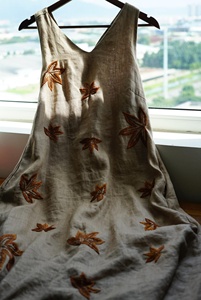 Robe longue en lin brodée à la main, style rustique, motif feuille d'érable, vêtements bohèmes, décontractée, écologique, col en V boutonné pour femmes - Product Image 3