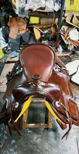 Sillín de caballo personalizado de alta comodidad para montar sillín de carreras de barril occidental de cuero genuino elegante en marrón con juego de tachuelas - Product Image 2