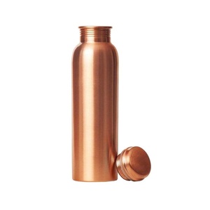 Elegante botella de agua de cobre con diseño martillado, a prueba de fugas, de boca estrecha, hecha de cobre puro. - Product Image 3