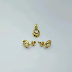 Exquisito Conjunto de Pendientes y Colgante Ovalado de Oro Amarillo de 22K con Acentos de Circonita Cúbica de Corte Brillante Redondo - Product Image 3