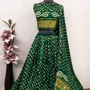 Conjunto de Vestido Étnico de Lujo de Seda Modal Bandhani Chaniya Choli con Borlas y Dupatta Completamente Cosido para Navratri y Bodas - Product Image 1