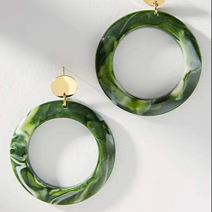 Pendientes de resina de color personalizados, lujosos y hechos a mano para mujer, accesorios de moda de alta calidad y altamente pulidos de la India. - Product Image 1