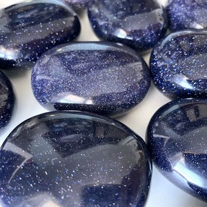 Piedra de Palma de Cristal Pulido Ovalado de Goldstone Azul de 5 kg al por Mayor, Piedra de la Preocupación, Cristal Dinámico de Gujarat - Product Image 2