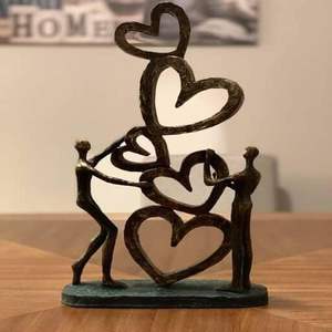 Escultura de aluminio fundido a mano, conformada por líneas fluidas de imaginación tradicional y excelencia artística moderna. - Product Image 2