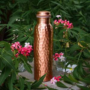 Bouteille d'eau en cuivre élégante pour boutiques de cadeaux et magasins de style de vie - Product Image 2